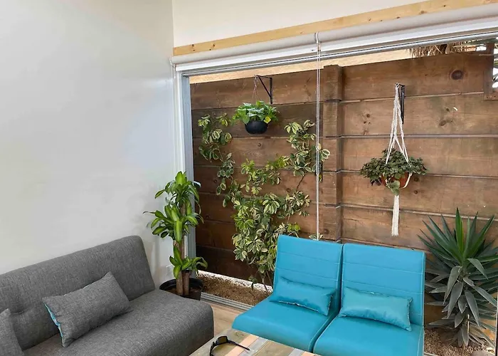 Garden Glass House, Natural & Amusingly Comfy